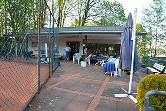 Clubhaus mit großer Sonnenterrasse